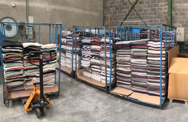 Discover how deadstock fabric distribution works in Spain and the role of Kilotela in the European surplus textile market. Learn how surplus fabrics are redistributed responsibly.
